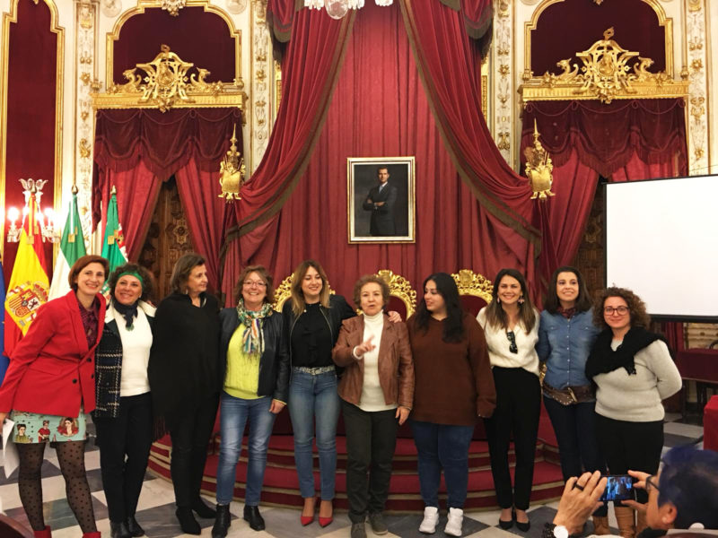 Mujeres en la presentación de "Arte gaditano en femenino plural". Salón Regio de la Diputación Provincial de Cádiz.